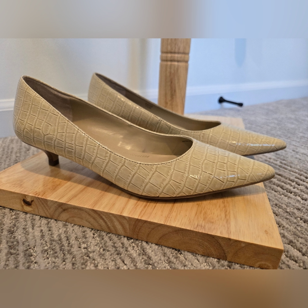 Ellen Tracy page croco pointed tan heels